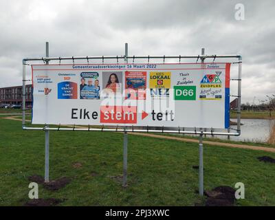 Bureau d'élection avec huit affiches des parties participantes de la municipalité de Zuidplas pour les élections municipales 2022 aux pays-Bas Banque D'Images