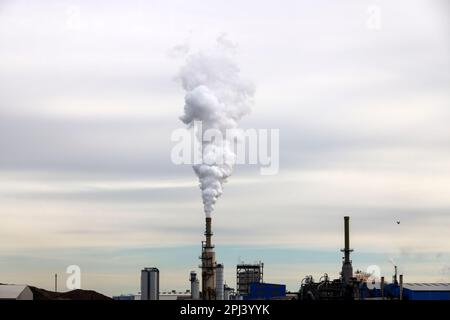 Nuages de vapeur provenant de la cheminée de l'usine Rotterdam Asphalt Centrale aux pays-Bas Banque D'Images