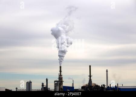 Nuages de vapeur provenant de la cheminée de l'usine Rotterdam Asphalt Centrale aux pays-Bas Banque D'Images