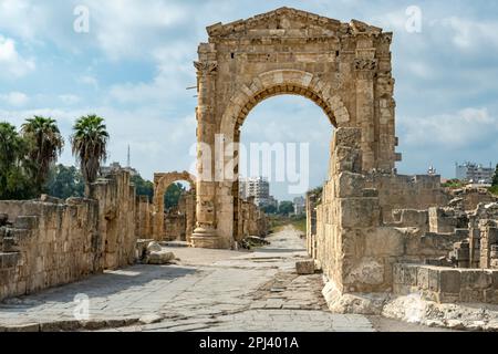 Arche historique d'Hadrien à la nécropole d'Al-Bass tire au Liban Banque D'Images