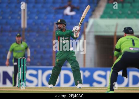 Litton Kumar Das chauves-souris lors du troisième match de T20I contre l'Irlande au stade Zahur Ahmed Chowdhury, Sagorika, Chattogram, Bangladesh. Banque D'Images