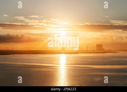 Lever de soleil au-dessus du centre spatial Kennedy de la NASA, Cape Canaveral, Floride. Avec le soleil directement plus de Pad39a et le bâtiment d'assemblage de véhicule la droite Banque D'Images