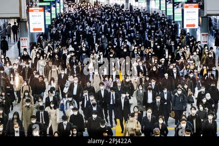 Vue sur les foules de navetteurs de l'heure de pointe du matin à la gare de Shinagawa, Tokyo, Japon Banque D'Images