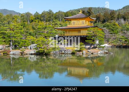 Vue sur le célèbre Pavillon d'or du temple Kinkaku ji (Golden) de Kyoto, Japon Banque D'Images