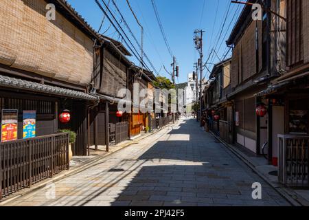 Vue le long de la rue traditionnelle bordée de maisons de thé à Shirakawa, Gion, Kyoto, Japon Banque D'Images