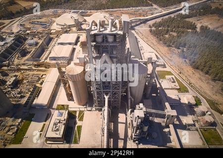 Énorme usine de production de ciment. Vue aérienne des silos tours, tuyaux et autres structures de la zone industrielle Banque D'Images