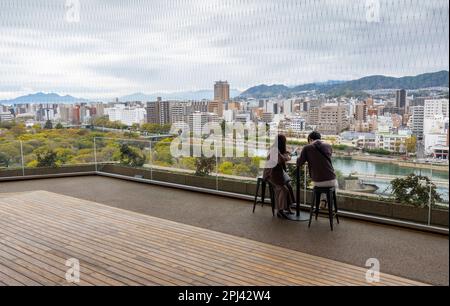 Vue depuis la tour d'observation d'Hiroshima Orizuru, à côté du parc mémorial de la paix à Hiroshima, au Japon Banque D'Images