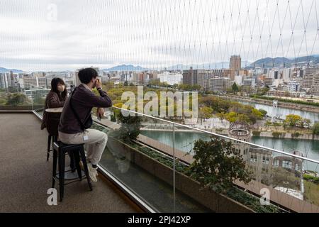 Vue depuis la tour d'observation d'Hiroshima Orizuru, à côté du parc mémorial de la paix à Hiroshima, au Japon Banque D'Images