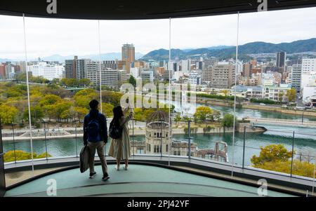 Vue depuis la tour d'observation d'Hiroshima Orizuru, à côté du parc mémorial de la paix à Hiroshima, au Japon Banque D'Images