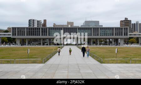 Hiroshima Peace Memorial Museum dans le parc mémorial de la paix à Hiroshima, au Japon Banque D'Images