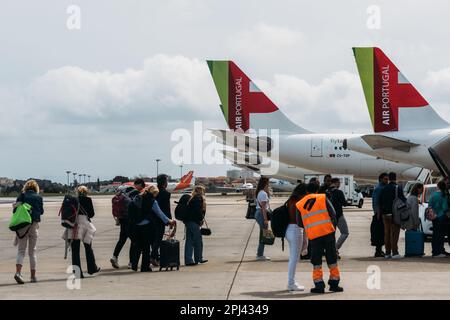 Lisbonne, Portugal - 30 mars 2023 : passagers à bord d'un avion d'Air Portugal au tarmac à Lisbonne, Portugal Banque D'Images