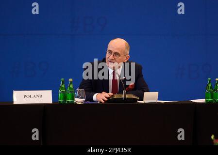 Lodz, Varsovie, Pologne. 31st mars 2023. Le ministre polonais des Affaires étrangères, Zbigniew Rau, s'entretient avant la séance plénière lors du sommet des neuf (B9) de Bucarest, à Lodz, en Pologne, sur 30 mars 2023. Les pourparlers entre les ministres des Affaires étrangères se concentreront sur les questions de sécurité dans la région face à l'agression russe contre l'Ukraine. Des fonctionnaires de l'OTAN et des représentants de la Suède, de la Finlande et de l'Espagne devraient également assister à la réunion. (Credit image: © Aleksander Kalka/ZUMA Press Wire) USAGE ÉDITORIAL SEULEMENT! Non destiné À un usage commercial ! Banque D'Images