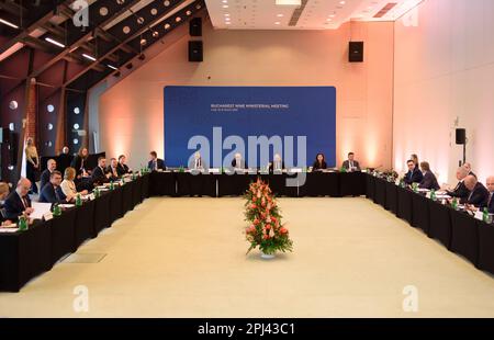 Lodz, Varsovie, Pologne. 31st mars 2023. Les ministres des affaires étrangères du groupe des neuf (B9) de Bucarest sont vus avant la session plénière lors du sommet des neuf (B9) de Bucarest à Lodz, en Pologne, sur le 30 mars 2023. Les pourparlers entre les ministres des Affaires étrangères se concentreront sur les questions de sécurité dans la région face à l'agression russe contre l'Ukraine. Des fonctionnaires de l'OTAN et des représentants de la Suède, de la Finlande et de l'Espagne devraient également assister à la réunion. (Credit image: © Aleksander Kalka/ZUMA Press Wire) USAGE ÉDITORIAL SEULEMENT! Non destiné À un usage commercial ! Banque D'Images