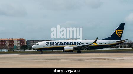 Lisbonne, Portugal - 30 mars 2023 : Boeing 737-800 de Ryanair à l'aéroport de Lisbonne (LIS) au Portugal. Banque D'Images
