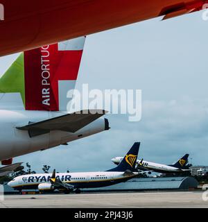 Lisbonne, Portugal - 30 mars 2023 : avions Ryanair et Easyjet à l'aéroport de Lisbonne (LIS) au Portugal Banque D'Images
