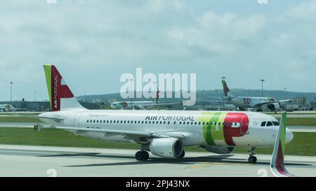 Lisbonne, Portugal - 30 mars 2023 : avions Air Portugal à l'aéroport international de Lisbonne, Portugal Banque D'Images