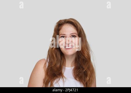 Belle femme adulte de taille moyenne avec un portrait de coiffure au gingembre bouclé Banque D'Images