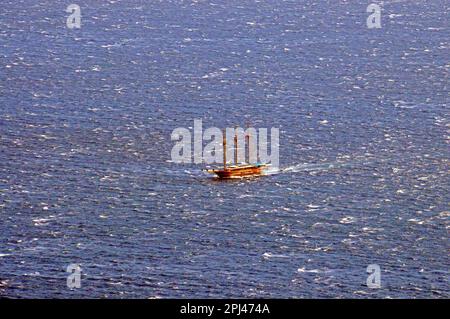 Turquie, Antalya, Lycia: Bateau à voile turc 'Bahriyeli C' approchant Kalkan de la mer. Banque D'Images