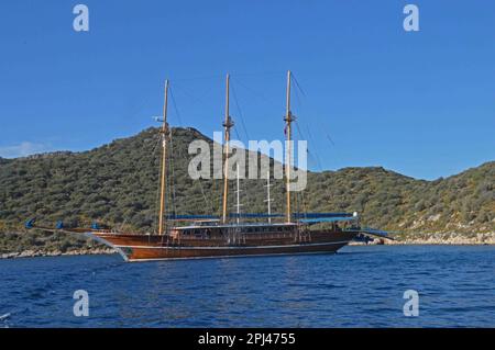 Turquie, Antalya, Lycia, Kas: Bateau à voile turc 'Bahriyel C' ancré pour la nuit dans une baie adjacente à Kas. Banque D'Images