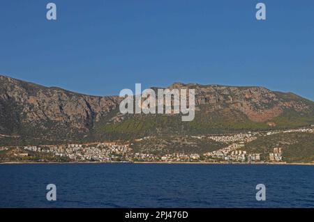 Turquie, Antalya, Lycia, Kalkan: S'approcher de Kalkan de la mer, avec son développement résidentiel en montant à flanc de colline, qui abrite de nombreux expatriés britanniques Banque D'Images