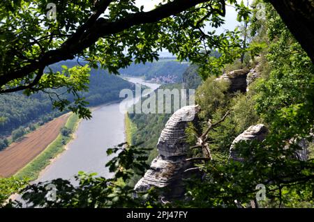 Allemagne, Saxe suisse (Sächsische Schweiz): Vue le long de la rivière Elbe en direction de Rathen, avec des formations rocheuses de grès, depuis le Bastei. Banque D'Images