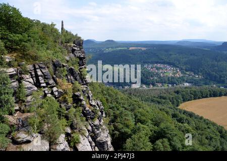 Allemagne, Saxe suisse (Suisse suisse Sächsische): Un bluff sur le Lilienstein, un massif spectaculaire de grès, avec vue sur l'Obélisque du Wettin et le Banque D'Images