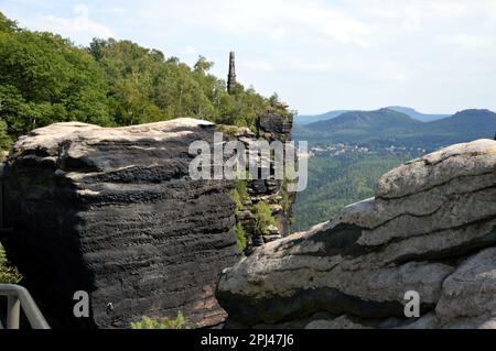 Allemagne, Saxe suisse (Suisse suisse Sächsische): Un bluff sur le Lilienstein, un massif spectaculaire de grès, avec vue sur l'Obélisque du Wettin et le Banque D'Images