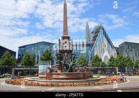 Allemagne, Saxe, Leipzig: La Mendibrunnen (fontaine) à Augustusplatz, datant de 1880s, le seul survivant des temps d'avant-guerre. Derrière, le reb Banque D'Images