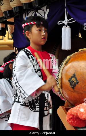 Djakarta, Indonésie - 9 juillet 2011 : Une fille japonaise bat un instrument de batterie à l'événement Matsuri de Tokyo à Djakarta - Indonésie Banque D'Images