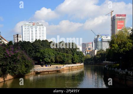 République populaire de Chine, province du Yunnan, Kunming : vue sur le fleuve Panlong avec quelques-uns des bâtiments en hauteur dans le centre. Banque D'Images