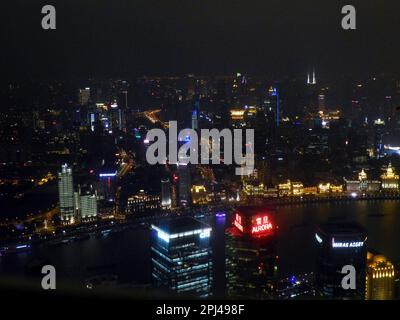 République populaire de Chine, Shanghai : vue depuis le sommet de la tour Jin Mao de 420 mètres de haut la nuit, avec les lumières de Pudong au premier plan et Banque D'Images