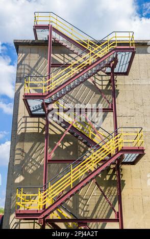 Escaliers de feu dans le complexe industriel de la mine de charbon Zollverein à Essen, en Allemagne Banque D'Images