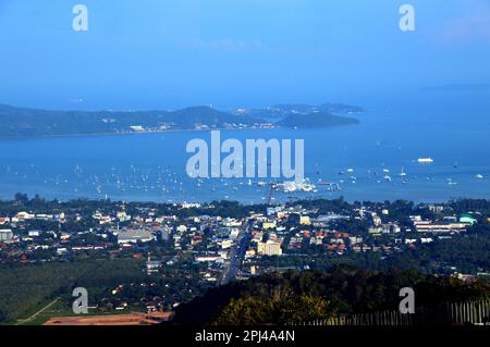 Thaïlande, île de Phuket: Vue sur la colline Khao Khat sur le côté lointain de la baie de Chalong, avec la jetée en premier plan, du Grand Bouddha, sur le mont Nagake Banque D'Images