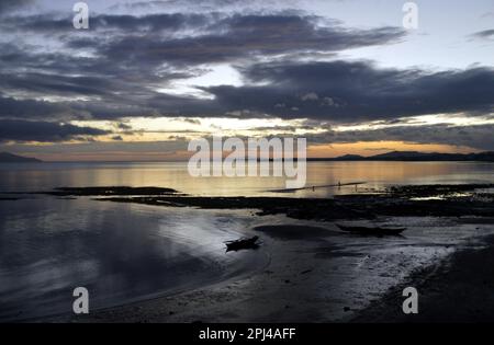 Les Philippines, Samar Island, Calbayog City : scène tranquille au coucher du soleil sur la côte nord-est. Banque D'Images