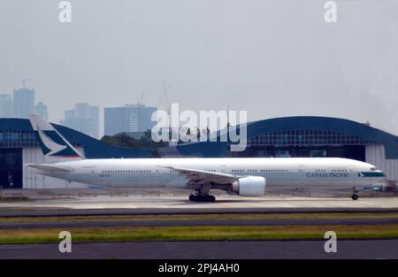 Philippines, Manille : Boeing 777-367ER (c/n 36165) B-KPN de Cathay Pacific Airways à l'aéroport international de Ninoy Aquino. Banque D'Images