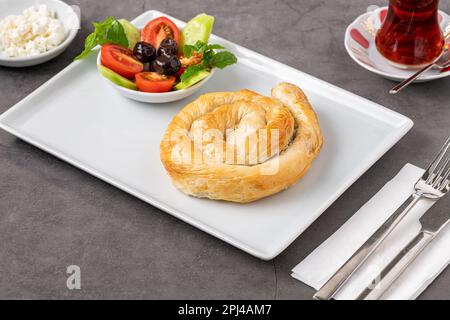 Pâtisserie turque traditionnelle à base d'épinards et de fromage enveloppée de phyllo. Nom turc gul boregi ou gul borek Banque D'Images