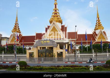 Cambodge, Phnom Penh: Le bâtiment de l'Assemblée nationale, ouvert en 2007 et construit dans le style traditionnel khmer pour un coût de 30m dollars. Banque D'Images