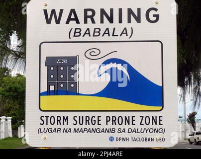 Philippines, Visayas de l'est, Leyte, Tacloban : panneau d'avertissement du tsunami sur la côte est. Banque D'Images