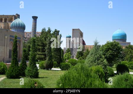 Ouzbékistan, Samarkand, Registan: Partie du Sher Dor madrasa et le Tilya Kari madrasa des jardins adjacents au Registan. Banque D'Images