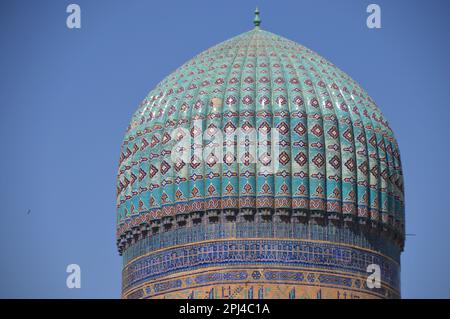 Ouzbékistan, Samarkand : un des dômes cannelés de la mosquée de Bibi Khanum, reposant sur un tambour avec une grande ornementation épigraphique. (Similaire au dôme Banque D'Images