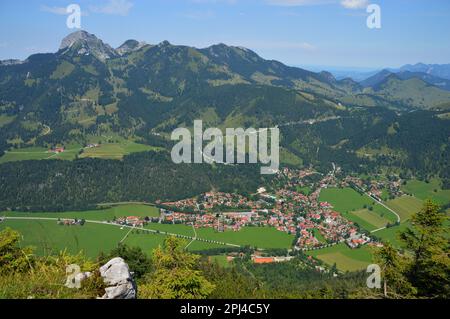 Allemagne, haute-Bavière, Bayrischzell: Vue sur le village avec le Mont Wendelstein (1838 mètres) derrière, depuis le Mont Seeberg (1538 mètres). Banque D'Images