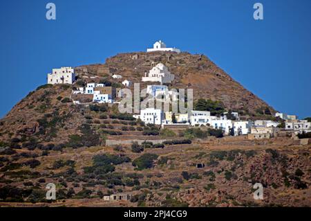 Grèce, Île de Milos : une partie de la ville de Tripiti, dont l'une des églises surmonte la colline. Banque D'Images