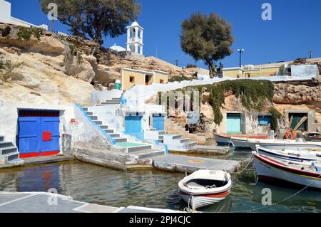 Grèce, île de Milos: Le petit port intérieur à Mandrakia, un village de pêcheurs. Banque D'Images