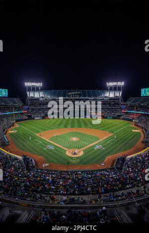 Oakland, Californie, 30 mars 2023. Shohei Ohtani des Anges de Los Angeles se lance contre les Athletics d'Oakland dans le cinquième repas d'un match de baseball du jour d'ouverture à Oakland, en Californie, jeudi, 30 mars 2023. Banque D'Images