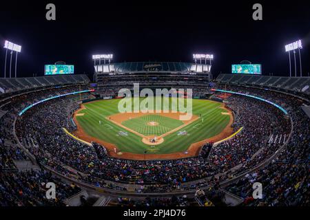 Oakland, Californie, 30 mars 2023. Shohei Ohtani (17) des Anges de Los Angeles se lance contre les Athlétisme d'Oakland dans le quatrième repas d'un match de baseball du jour d'ouverture à Oakland, en Californie, jeudi, 30 mars 2023. Banque D'Images