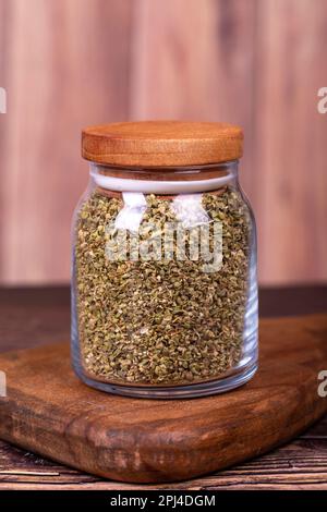 Épice de thym. Feuille de thym séchée dans un pot en verre sur fond de bois. Spice concept. Banque D'Images