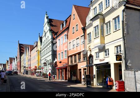 Allemagne, Bavière, Swabia, Donauwörth : façades de la rue principale, Reichsstrasse. Le plus haut pignon est le "Tanzhaus" qui abrite 600 places Banque D'Images