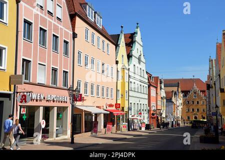 Allemagne, Bavière, Swabia, Donauwörth: Vue de la moitié inférieure de la Reichsstrasse, avec le Rathaus (hôtel de ville) , datant de 1236, à la fin Banque D'Images