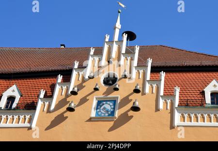 Allemagne, Bavière, Swabia, Donauwörth: Le carillon sur le toit de la mairie a été acquis en 1986 pour célébrer le 750 ans de l'édifice. Banque D'Images