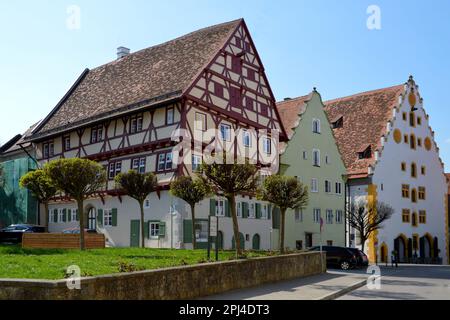 Allemagne, Bavière, Swabia, Nördlingen: Le Hafenmarkt (ancien marché de poterie). Le bâtiment avec des cadres de fenêtre jaunes est le 'Klösterle' nommé afte Banque D'Images